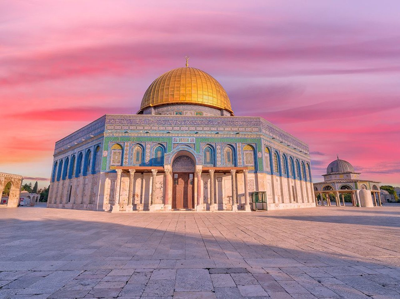 Dome of the Rock at sunset in Al-Quds